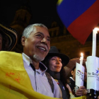 Un ciudadano participa en la celebración en Bogotá del acuerdo entre el Gobierno de Colombia y las FARC