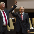 El secretario del Partido Comunista de Cuba, Raúl Castro, levanta el brazo del nuevo presidente, Miguel Díaz-Canel. MENEGHINI