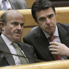 El ministro de Economía, junto al de Industria ayer en la sesión de control del Senado.