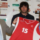 Javier Múgica, en el centro de la imagen, junto a Joaquín Rodríguez y Javi de Grado.