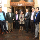 Los integrantes de la directiva del Club Financiero y Social del Bierzo, ayer con el alcalde.