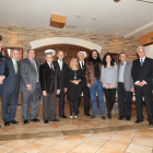 Carrasco y dirigentes del PP posan con los alcaldes galardonados con la gaviota de plata, ayer en la comida del PP.