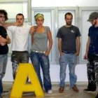 De izquierda a derecha, San, Sixe Art, Nuria, Nano y El Tono posan con una «A» de artistas