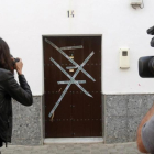 Periodistas tomen fotos ante la vivienda que compartían agresor y víctima en Alcolea del Río, en Sevilla.