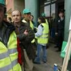 Los manifestantes, con chalecos, se concentraron ante la Junta