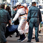 Miembros de Salvamento Maritimo y Guardia Civil trasladan el cadáver de uno de los hombres que viajaban en una de las dos pateras rescatadas, el 9 de febrero.