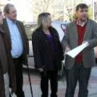 Representantes del PP junto a alguno de los vecinos del barrio de Mariano Andrés