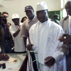 El presidente de Gambia (de blanco) en una imagen de octubre del 2001.