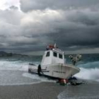 El barco permanecía ayer en la playa de Los Muertos