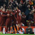 Los jugadores del Liverpool celebran el cuarto gol al Arsenal, obra de Salah, al filo del descanso.