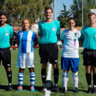 Las capitanas y el trío arbitral, antes del inicio del partido.