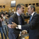 Ricardo Costa (izquierda) saluda a Francisco Camps, en las Cortes Valencianas, el 29 de octubre del 2009.