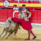 José Tomás dando un pase con la muleta al primero de su lote durante la corrida de la Feria del Corpus, en Granada, donde sufrió la cogida a consecuencia de la cual sufre una fractura de costilla.