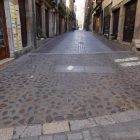 Calle Mariano Domínguez Berrueta de León, entre la Catedral y la plaza Mayor, donde se puede visualizar un tramo perdido de la Muralla romana.