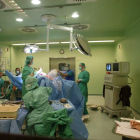 Una operación en un quirófano de una clínica privada de León.