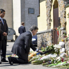 El presidente ucraniano deposita flores en la embajada malasia.