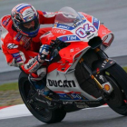 Andrea Dovizioso hoy, en Sepang (Malasia), con medio cuerpo fuera de su Ducati Desmosedici.