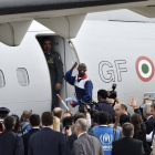 Los 19 refugiados eritreos suben al avión que ha de llevarles a Suecia.