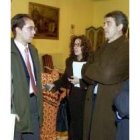 López Benito y Martínez, responsables de las listas, rodean a Picallo