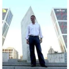 El filólogo de lenguas eslavas, Fernando Presa, de Valderas, posa en la plaza Castilla de Madrid