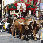 Desfile de pendones y carros engalanados durante la celebración de las fiestas de San Froilán de otro año. RAMIRO