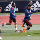 Futbolistas de la selección española, durante el entrenamiento de ayer en Las Rozas. JUAN CARLOS HIDALGO