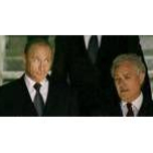 Putin baja del avión acompañado de un representante del Gobierno de Israel