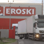 Un camión saliendo ayer de la plataforma logística que el grupo vasco Eroski tiene abierta en Dehesas (Ponferrada).