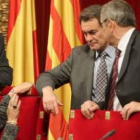 Mas conversa con los miembros de la mesa del Parlament en el debate de investidura.