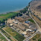 La finca del proyecto Magdala, junto al Mar de Galilea, donde se descubrió la sinagoga del siglo I donde oró Jesús. Abajo, el padre Juan Solana, en la iglesia que Antonino financió en la zona. DL