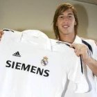 Sergio Ramos posa con la camiseta blanca durante su presentación