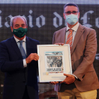 El director general de Caja Rural, Cipriano García, entrega el premio a Manuel Castejón. ramiro /Marciano Pérez