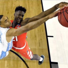 Brice Johnson, de North Carolina, tapona una acción de Richardson en la semifinal.