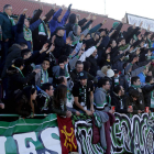La afición cántabra pobló una de las gradas del estadio La Eragudina astorgano.