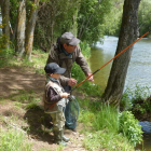 El veterano pescador, Luis Fuertes Villanueva, con su nieto, premio Juan de Bergara como mejor maestro.