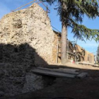 Vista del tramo de muralla de la calle Ruiz de Salazar. Los sillares del siglo I, entre las grietas,