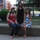 Julia, y dos de sus damas, Raquel e Isabel, posan antes de la pedida