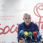El portavoz del Grupo Municipal Socialista, José Antonio Diez, ofrece una rueda de prensa para analizar distintos aspectos de la gestión del alcalde y su equipo.