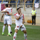 El futbolista de la Cultural Iza Carcelén celebra con este gesto uno de los goles de la Cultural ante el Real Valladolid en el Reino de León. MARCIANO PÉREZ