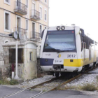 Un tren de Feve hace parada en la estación de Cistierna. CAMPOS
