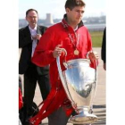 El capitán del Liverpool, Steven Gerrard, con el trofeo de la Champions