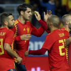 Morata recibe la felicitación de Iniesta, Silva (2) y Jordi Alba, autores de los goles de la ‘manita’ que endosó España a Costa Rica. DANIEL PÉREZ