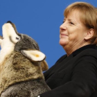 Angela Merkel, con un lobo de peluche con el que ha sido obsequiado en la convención de la CDU en Karlsruhe, este lunes.