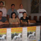 En la imagen la concejala de fiestas, Olga Santiago, y miembros de Ascel.