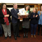 Ana Gaitero recibió ayer de manos del alcalde, Antonio Silván, el premio que reconoce su implicación con el comercio justo. RAMIRO