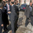 González-Sinde, a su llegada al Colegio de Santa Cruz, donde negó el saludo a León de la Riva.