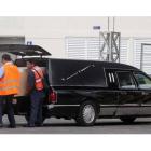 Trabajadores de aduanas transportan el embalaje que contiene los restos de Paco de Lucía, en el aeropuerto de Cancún, en México, antes de viajar a Madrid.