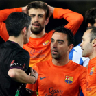 Los futbolistas del Barça protestan la expulsión de Piqué.