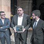 Junqueras, entre Jové (izquierda) y Aragonès, presenta los presupuestos en el Parlament, en noviembre pasado.
