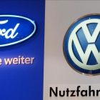 Los logos de Ford y Volkswagen.